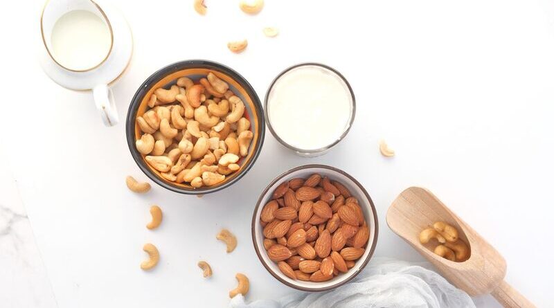 Cashew-Milk-vs-Almond-Milk