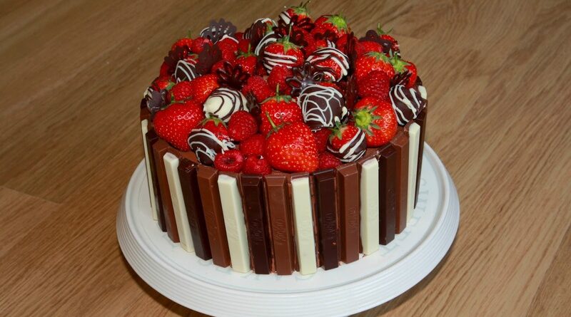 Strawberry-Kit-Kat-Cake