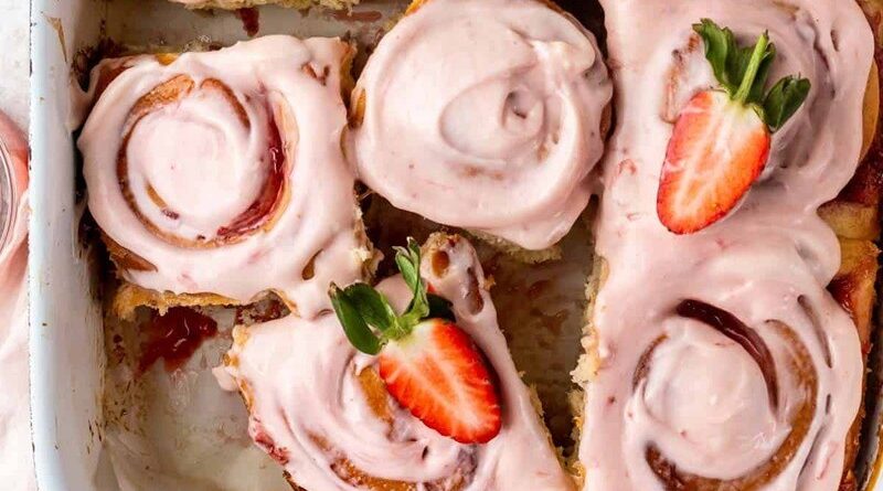 Strawberry-Cinnamon-Rolls