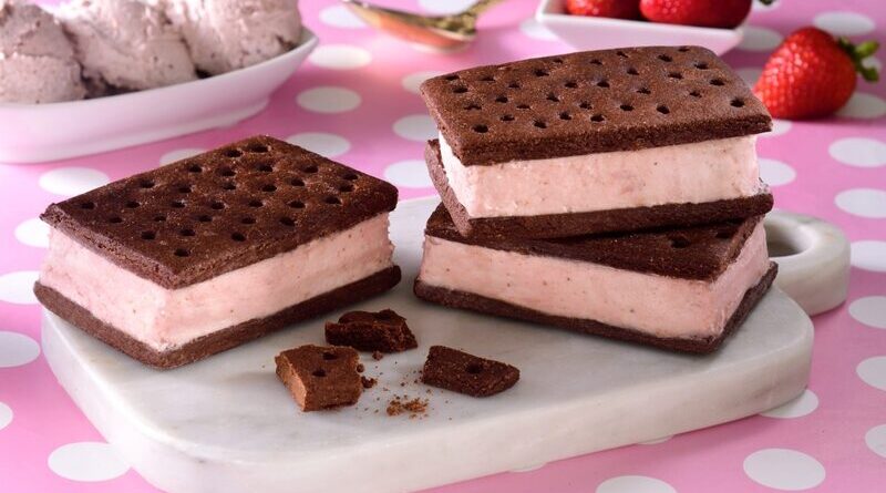 Strawberry-Ice-Cream-Sandwich